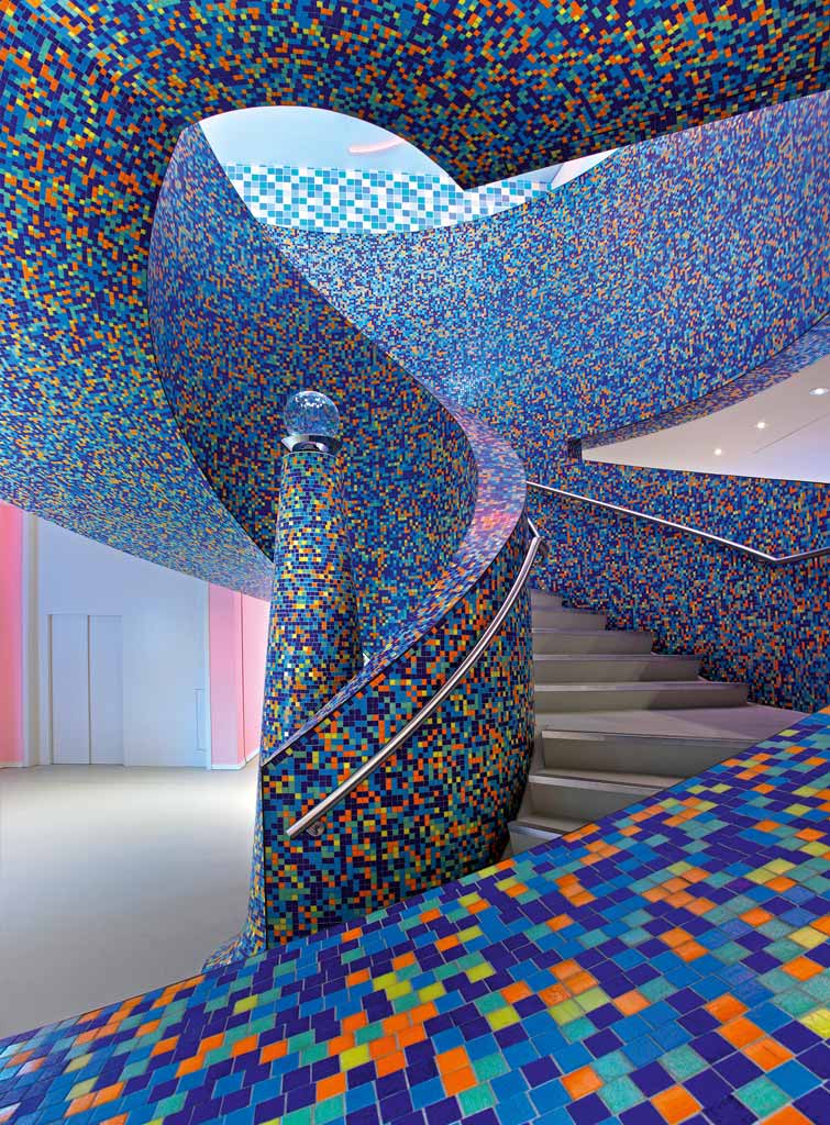  — Alessandro, Francesco Mendini, scala centrale in mosaico Bisazza, Groninger Museum (NL), 2010