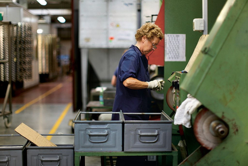 Operaia al lavoro in reparto