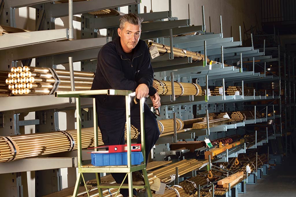Operatore alla rastrelliera delle barre in ottone