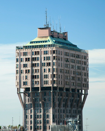 Torre Velasca — Milan, Italy — scorcio verticale