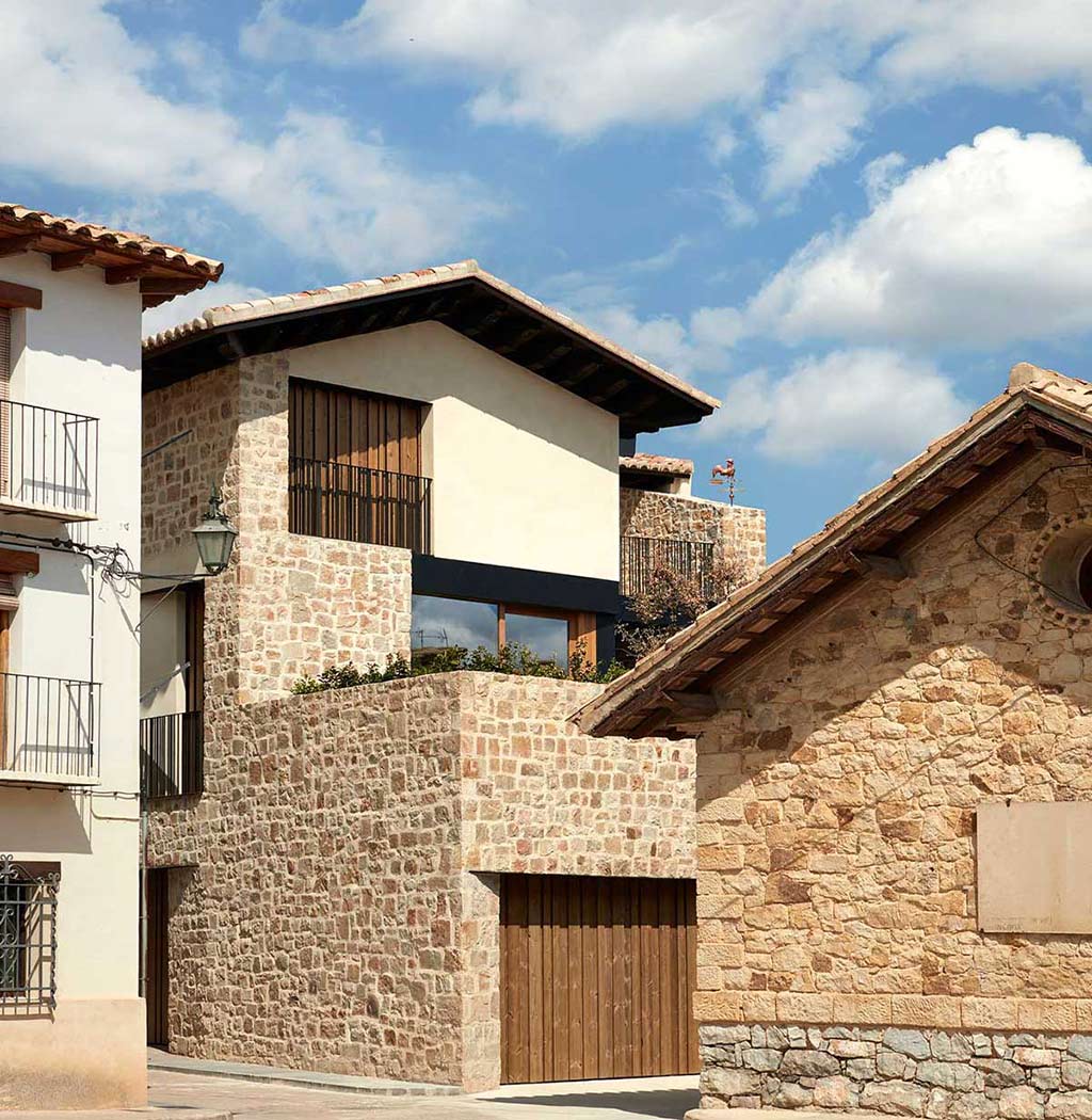 Casa a Rublielos De Mora — Rubielos de Mora, Spagna — scorcio verticale